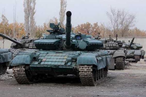 Главарь "ЛНР" Плотницкий посетил тайную танковую базу под Луганском Главарь "ЛНР" Плотницкий посетил тайную танковую базу под Луганском