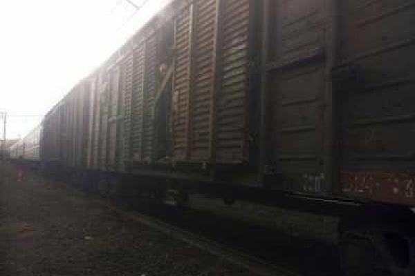 Российских солдат везут в зону АТО в вагонах для скота