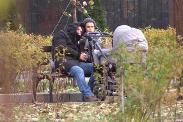 "Папину дочку" Дарью Мельникову и Артура Смольянинова сфотографировали на прогулке с сыном 