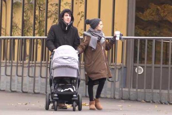 "Папину дочку" Дарью Мельникову и Артура Смольянинова сфотографировали на прогулке с сыном 