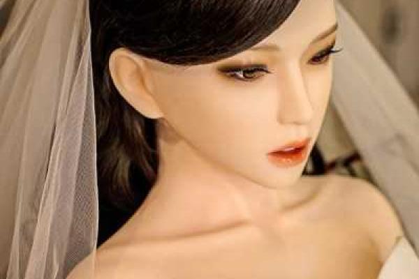 В Китае смертельно больной парень сыграл настоящую свадьбу с надувной куклой