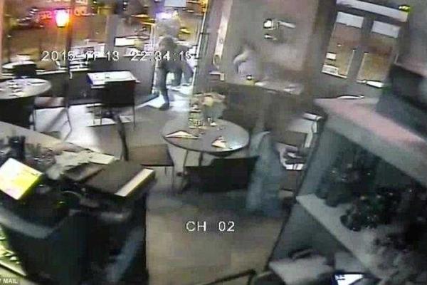 В сети появились подробные фото жестокого теракта в Париже: как террористы убивали посетителей кафе В сети появились подробные фото жестокого теракта в Париже: как террористы убивали посетителей кафе