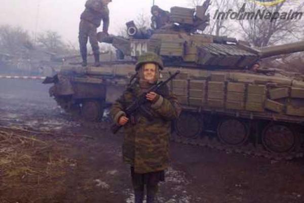 Боевики "ДНР" вооружили пожилую женщину и устроили фотосессию Боевики "ДНР" вооружили пожилую женщину и устроили фотосессию