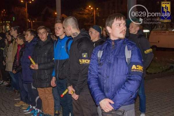 Мариупольцы помогали жителям Запорожья жечь флаги «регионалов» Мариупольцы помогали жителям Запорожья жечь флаги «регионалов»