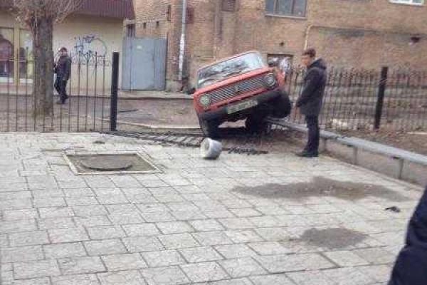 В Николаеве студент так спешил на пары, что протаранил забор колледжа В Николаеве студент так спешил на пары, что протаранил забор колледжа