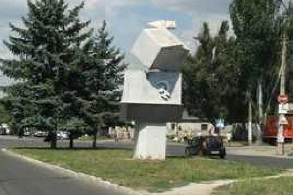 Жители Мариуполя пожаловались на серп и молот Жители Мариуполя пожаловались на серп и молот