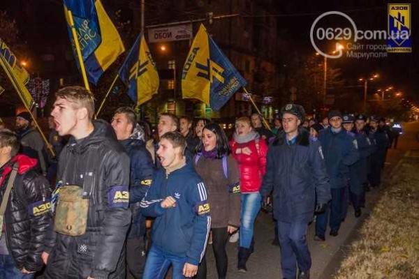 Мариупольцы помогали жителям Запорожья жечь флаги «регионалов» Мариупольцы помогали жителям Запорожья жечь флаги «регионалов»