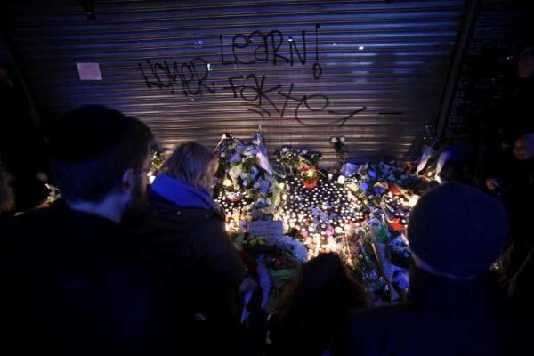 Париж приходит в себя после кошмаров прошлой ночи - фоторепортаж Париж приходит в себя после кошмаров прошлой ночи - фоторепортаж