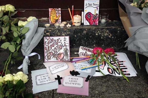 Париж приходит в себя после кошмаров прошлой ночи - фоторепортаж Париж приходит в себя после кошмаров прошлой ночи - фоторепортаж