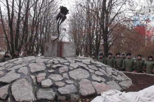 В Донецке открыли памятник «Беркуту» В Донецке открыли памятник «Беркуту»