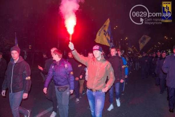 Мариупольцы помогали жителям Запорожья жечь флаги «регионалов» Мариупольцы помогали жителям Запорожья жечь флаги «регионалов»