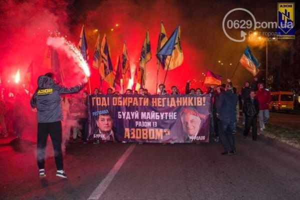 Мариупольцы помогали жителям Запорожья жечь флаги «регионалов» Мариупольцы помогали жителям Запорожья жечь флаги «регионалов»