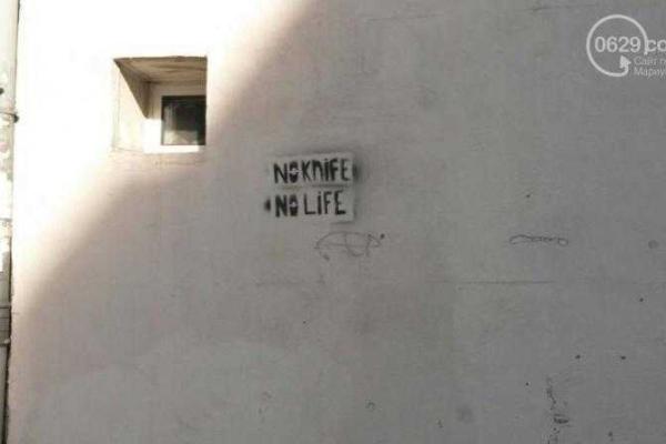 В Мариуполе появились страшные призывы ходить с ножами