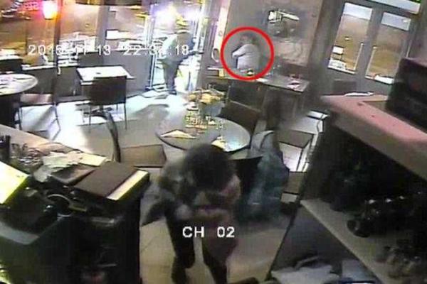 В сети появились подробные фото жестокого теракта в Париже: как террористы убивали посетителей кафе В сети появились подробные фото жестокого теракта в Париже: как террористы убивали посетителей кафе