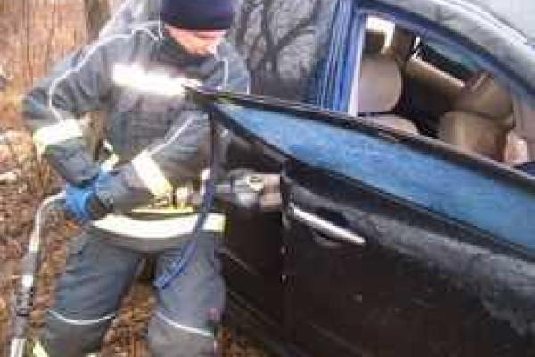 В Славянске иномарка влетела в столб, водитель погиб на месте В Славянске иномарка влетела в столб, водитель погиб на месте