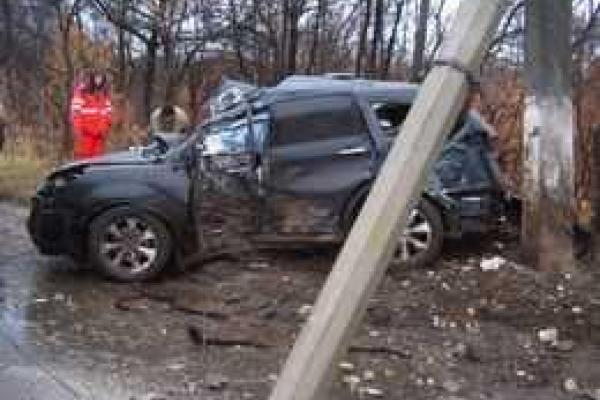 В Славянске иномарка влетела в столб, водитель погиб на месте В Славянске иномарка влетела в столб, водитель погиб на месте