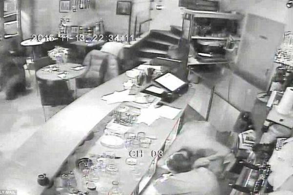 В сети появились подробные фото жестокого теракта в Париже: как террористы убивали посетителей кафе В сети появились подробные фото жестокого теракта в Париже: как террористы убивали посетителей кафе