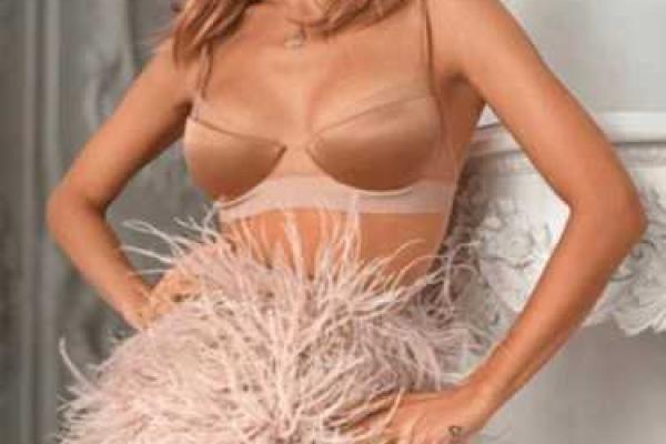 Глюкоза удивила пикантным нарядом из перьев