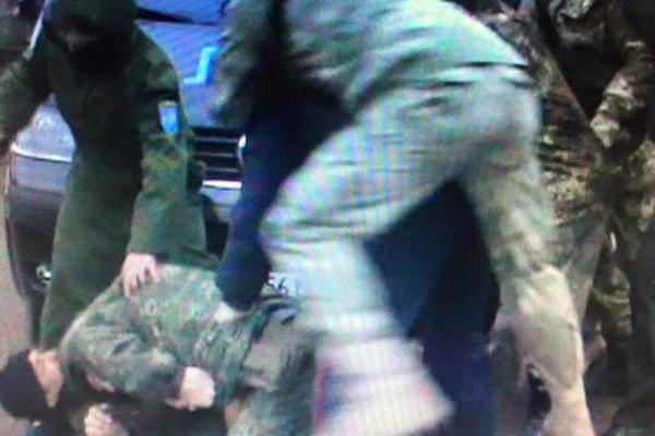 Протестующие в Чаплинке ударили ножом полковника полиции, - Кива Протестующие в Чаплинке ударили ножом полковника полиции, - Кива