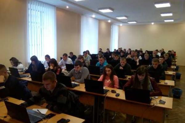 В Ровно будущие патрульные полицейские сдают тесты В Ровно будущие патрульные полицейские сдают тесты