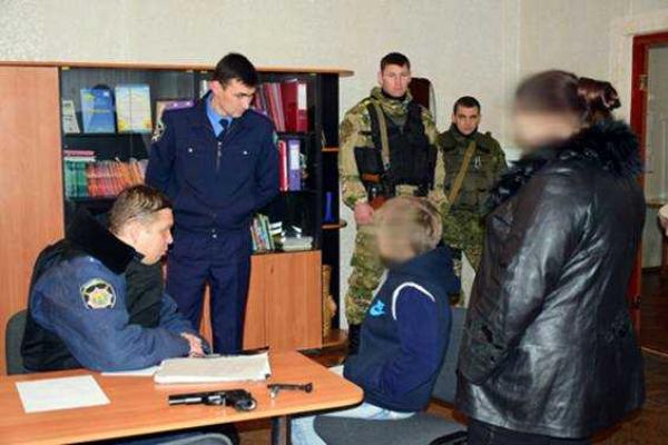 Мариупольский школьник принес на уроки пистолет Мариупольский школьник принес на уроки пистолет