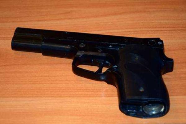 Мариупольский школьник принес на уроки пистолет Мариупольский школьник принес на уроки пистолет