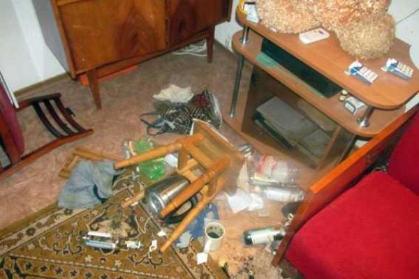 На Донетчине в квартире многоэтажки найдены мертвыми мать и сын На Донетчине в квартире многоэтажки найдены мертвыми мать и сын