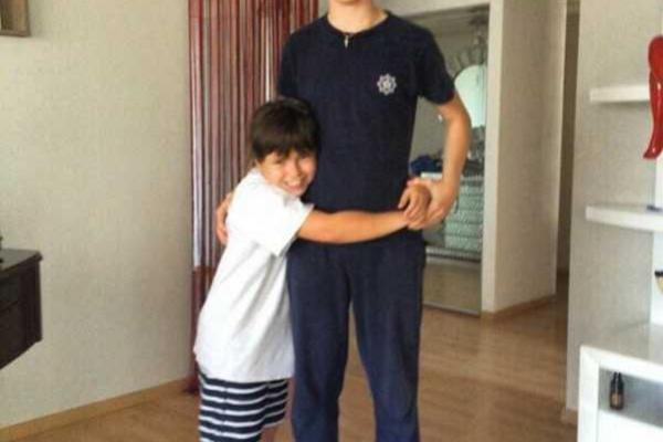 Сын Королевой очень похож на Тарзана