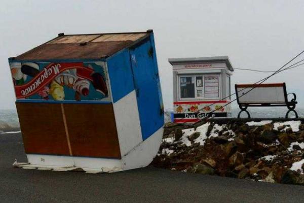 Во Владивостоке бушует ураган: сносит крыши и сбивает людей с ног. Видео