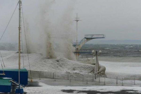 Во Владивостоке бушует ураган: сносит крыши и сбивает людей с ног. Видео