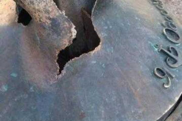 В Одессе горе-водитель въехал в 200-килограммовую бронзовую скульптуру В Одессе горе-водитель въехал в 200-килограммовую бронзовую скульптуру