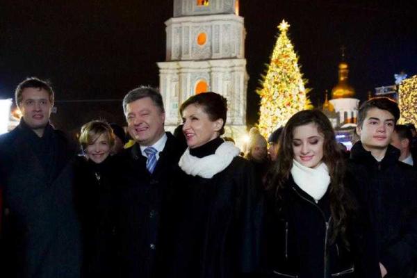 Порошенко с женой и детьми посетил новогоднюю ярмарку на Софийской площади Порошенко с женой и детьми посетил новогоднюю ярмарку на Софийской площади