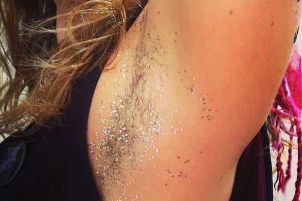 Стилисты ввели новый бьюти-тренд – блёстки на подмышках Стилисты ввели новый бьюти-тренд – блёстки на подмышках