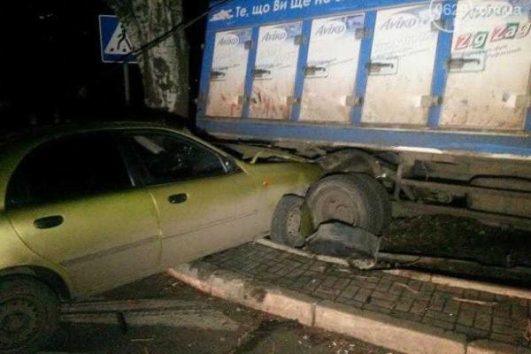 В Мариуполе военный грузовик врезался в легковушку, есть пострадавшие В Мариуполе военный грузовик врезался в легковушку, есть пострадавшие