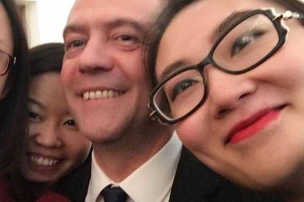 Сеть взорвало селфи Медведева с тремя китаянками