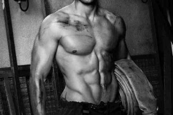 Во Франции выпустили календарь с сексуальными пожарными