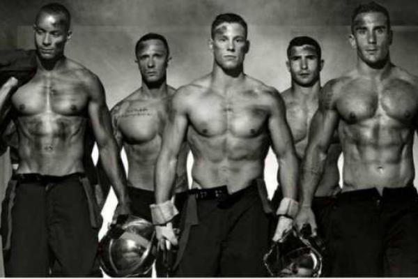 Во Франции выпустили календарь с сексуальными пожарными