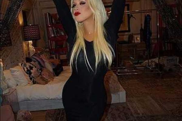 Агилера покорила всех элегантным нарядом