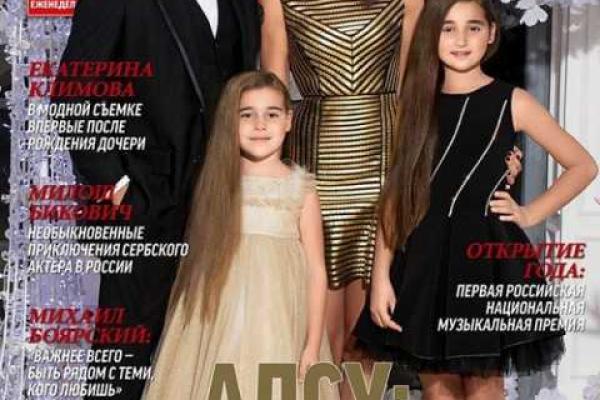 Алсу снялась с семьей в новогодней фотосессии 