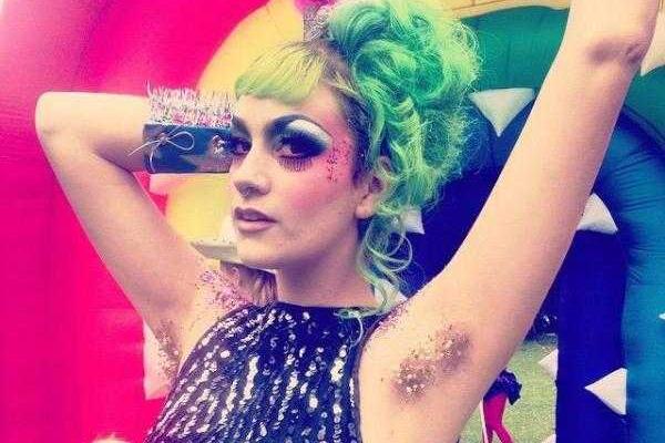 Стилисты ввели новый бьюти-тренд – блёстки на подмышках Стилисты ввели новый бьюти-тренд – блёстки на подмышках