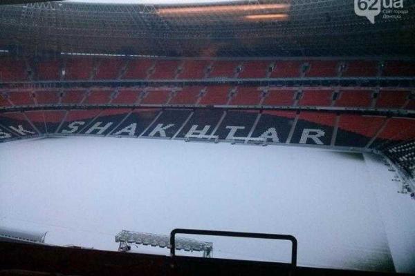 Футбольное поле "Донбасс Арены" засыпало снегом - фоторепортаж