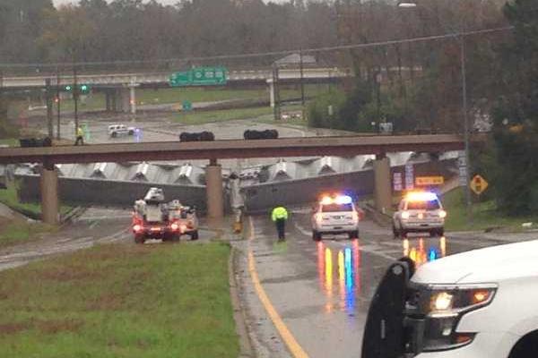 ЧП в Техасе: сильный ветер сдул поезд с моста ЧП в Техасе: сильный ветер сдул поезд с моста