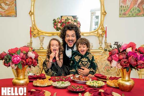 В сети появились новогодние фотографии Киркорова с детьми