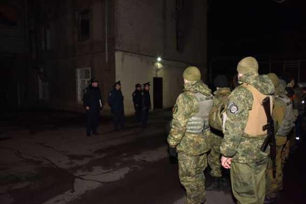 На улицы Мариуполя вышли "бронепатрули": полиция и Нацгвардия проводят контрдиверсионные мероприятия