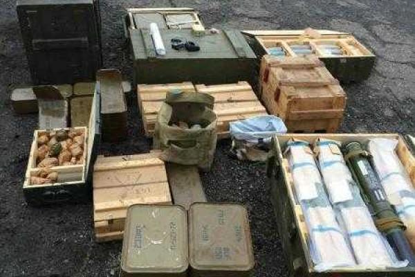 В Новоайдаре обнаружили тайник с гранатометами и большим количеством боеприпасов