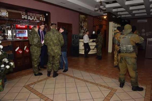 На улицы Мариуполя вышли "бронепатрули": полиция и Нацгвардия проводят контрдиверсионные мероприятия