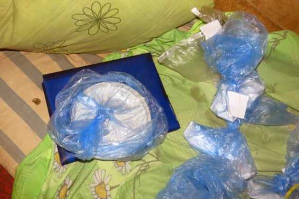 В Димитрове полицейские "накрыли" наркопритон в квартире многоэтажки В Димитрове полицейские "накрыли" наркопритон в квартире многоэтажки