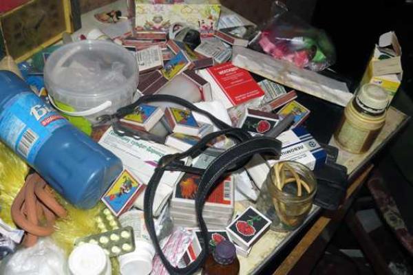 В Димитрове полицейские "накрыли" наркопритон в квартире многоэтажки В Димитрове полицейские "накрыли" наркопритон в квартире многоэтажки