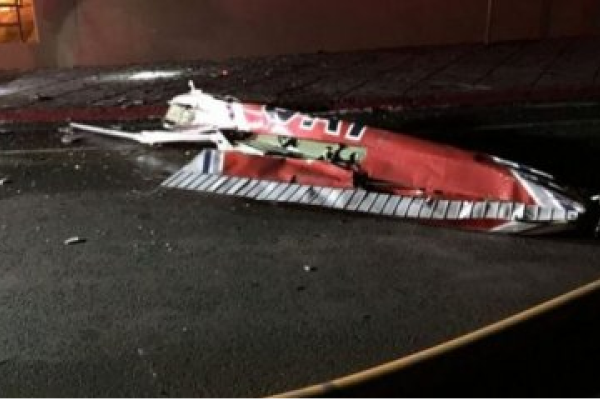 В США самолет врезался в офисное здание в центре города В США самолет врезался в офисное здание в центре города