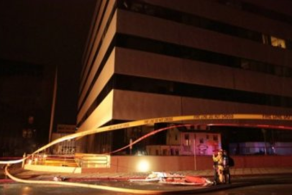 В США самолет врезался в офисное здание в центре города В США самолет врезался в офисное здание в центре города